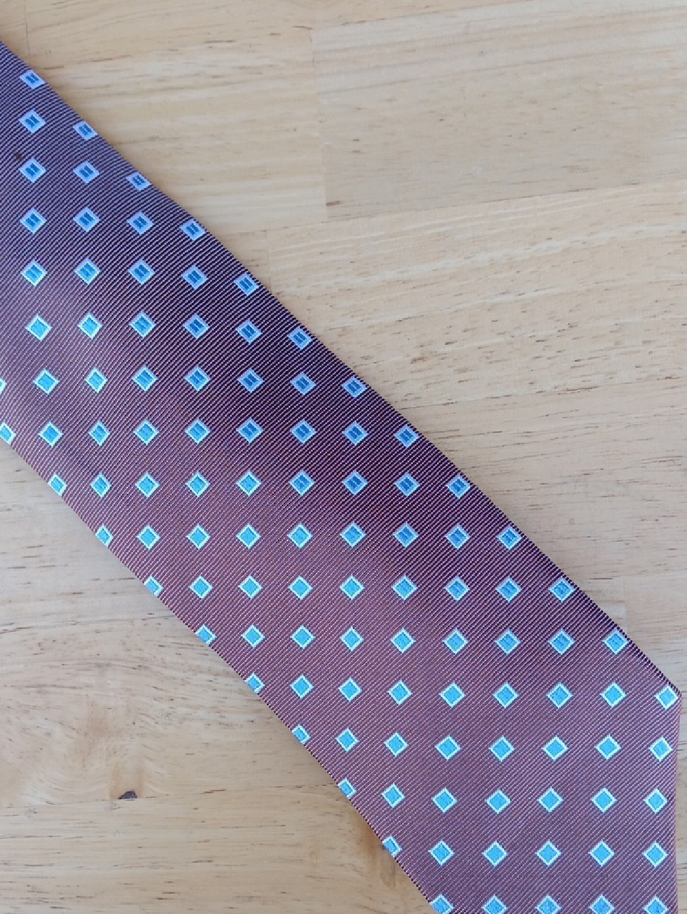 GIANNI Men's Maroon Tie with Light Blue Diamond Motif